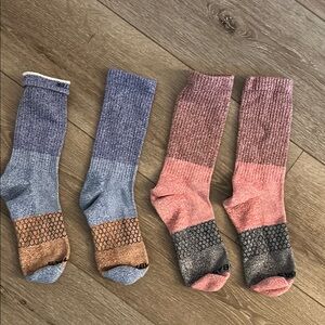 Men’s colorblock Bombas Blue and Pink Casual Socks with Reinforced Heel